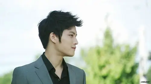 求金在中在守护boss里的发型,如图,要各种角度