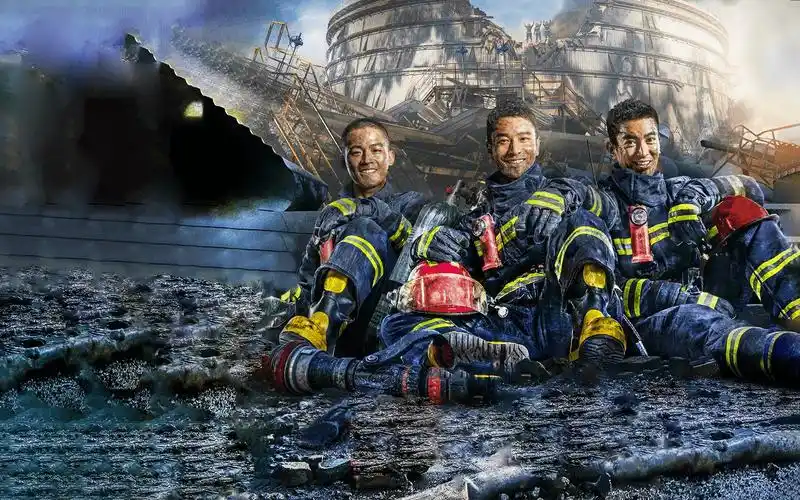 烈火英雄消防员逆火而行的背影很帅