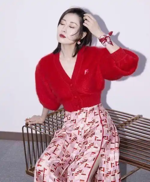 原创原创45岁刘敏涛素颜走机场穿衬衫搭阔腿裤时髦气质美得很高级