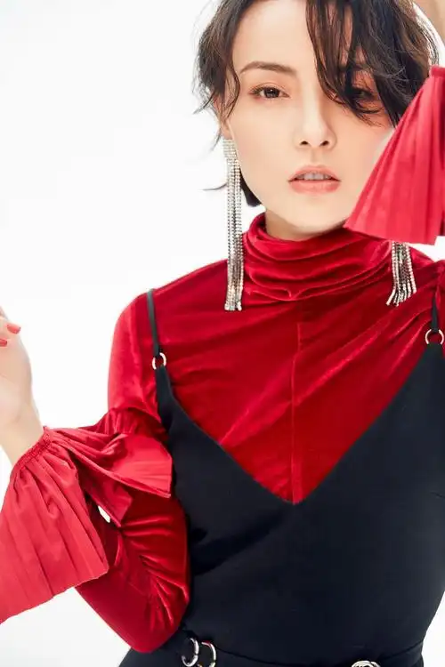 尤为吸睛;侧身凝视镜头时,表情冷酷,目光深邃犀利,坚定中还透着一股霸