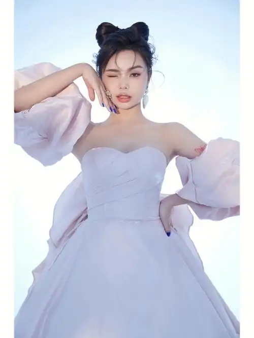 上一次拍艺术照还是五年前其实一直有想法去拍的 但总是犹犹豫豫所以