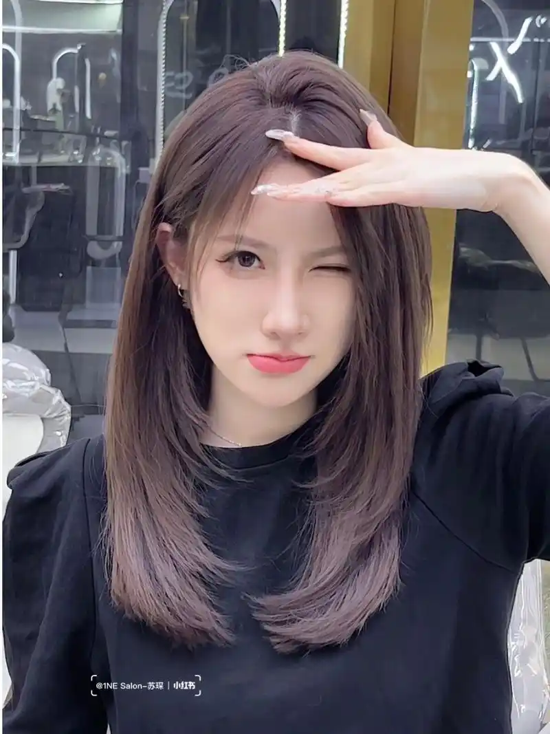 圆脸方脸女生都适合的层次感中长发78蓬松显脸小～ #圆脸发型推荐