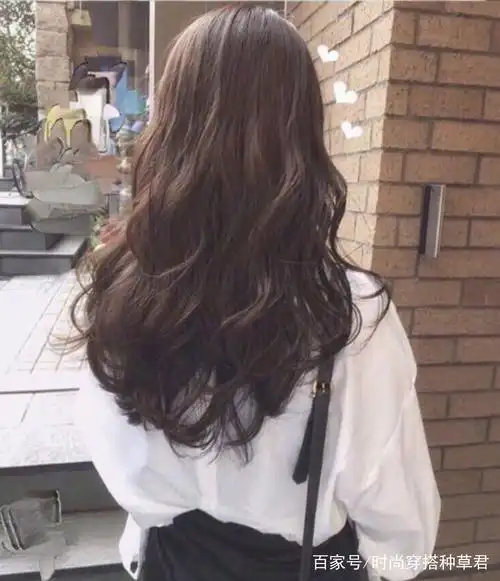 很随意的一款卷发,满满的慵懒的风,背影看着很迷人,绝对的背影杀手