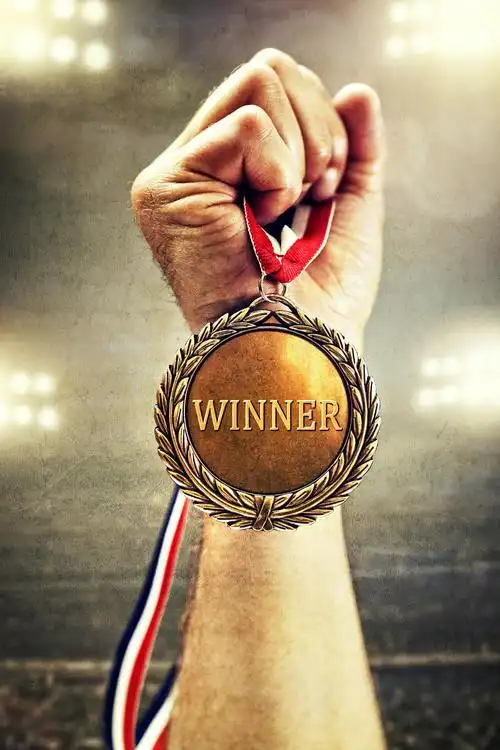 冠军红色剪纸老虎灯笼城市花朵2022展板背景金牌被隔绝在一个灰色的