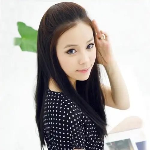 一起欣赏下面的长发直发发型图片吧长直发发型第一款:甜美乖巧的气质