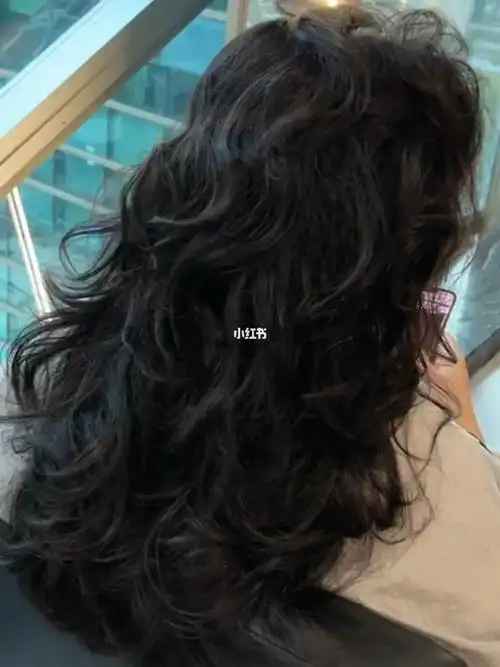 港风复古法式烫发蓬松显脸小;这款慵懒随意烫发型设计适合当代女生中