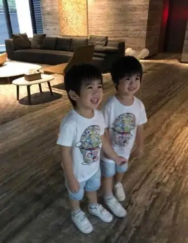 2015年再度获得双胞胎儿子jenson和kyson,三个儿子十分的帅气可爱,他