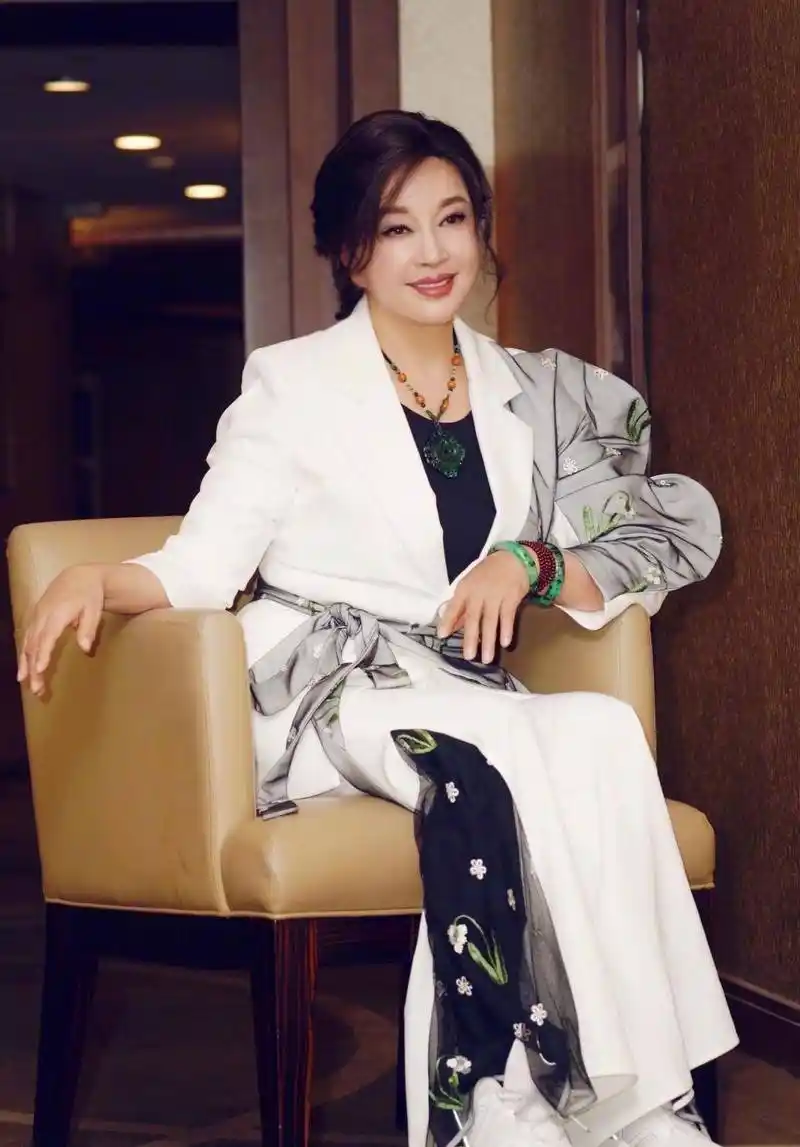 70岁刘晓庆近照吓坏网友!网友:简直不是一个人?根本不可信!