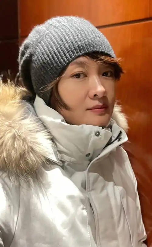 16年过去了,那个在汶川一哭成名的央视主持人李小萌,如今怎样了