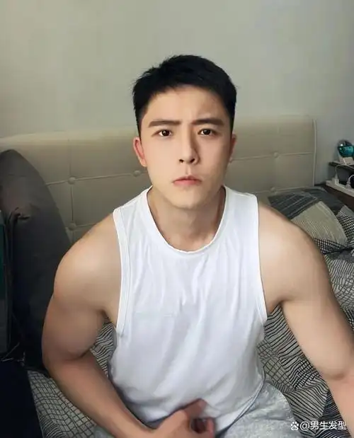 男生秋季"短发"怎么剪?试试这3款发型,干净利落显帅气