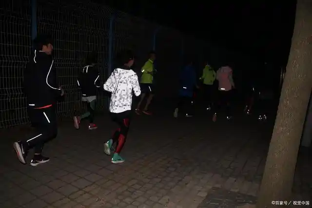 晚上跑步究竟是饭前好,还是饭后好?