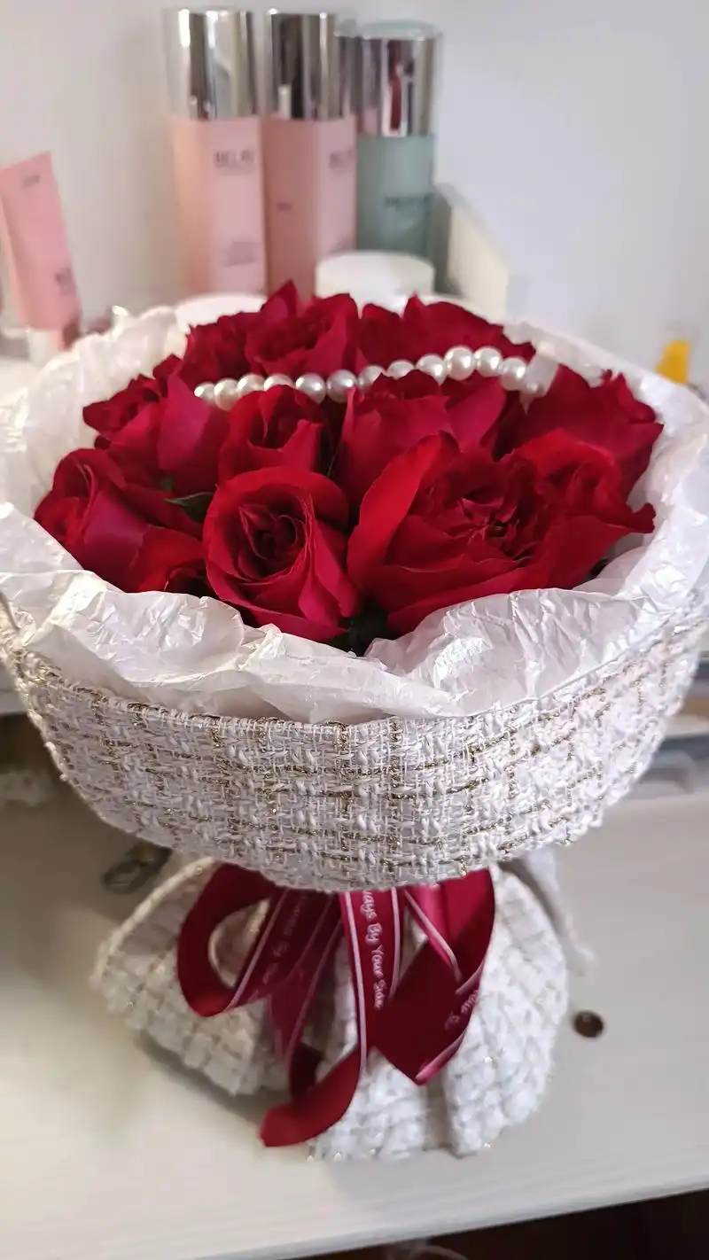 世界上最幸福的事就是有人爱着你 ,第一次女神节收到的花,来 - 抖音