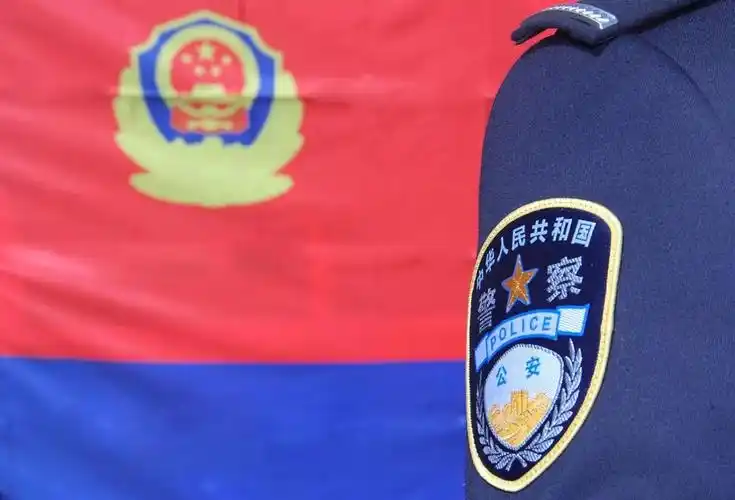 向警旗致敬龙岩高速交警古田中队与警旗合影在中国人