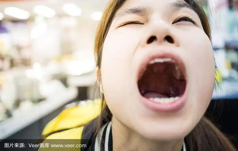 亚洲女孩张大了嘴