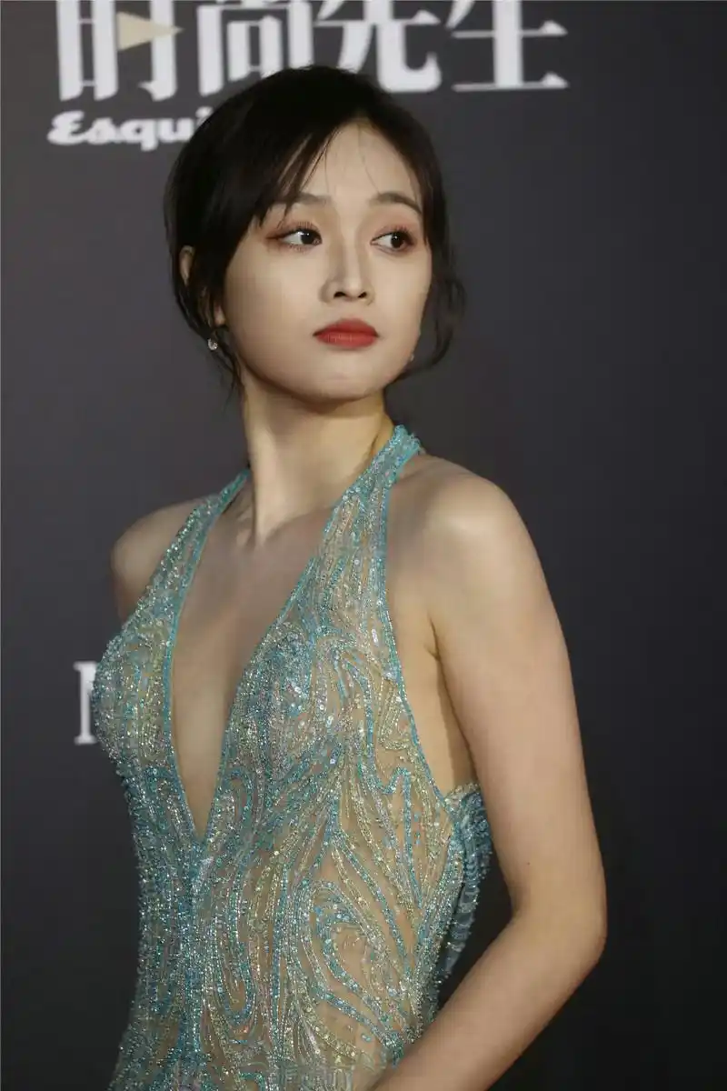 吴宣仪演绎人鱼公主的薄纱透视裙,将纯美与诱惑完美融合.