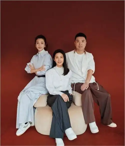 表面上是小演员其实是经纪公司大老板这些明星个个手下有强兵