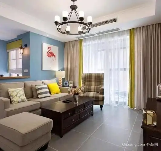 一套米黄偏灰的布艺沙发,结合小小的茶几,搭配靠窗位置一张格纹单人