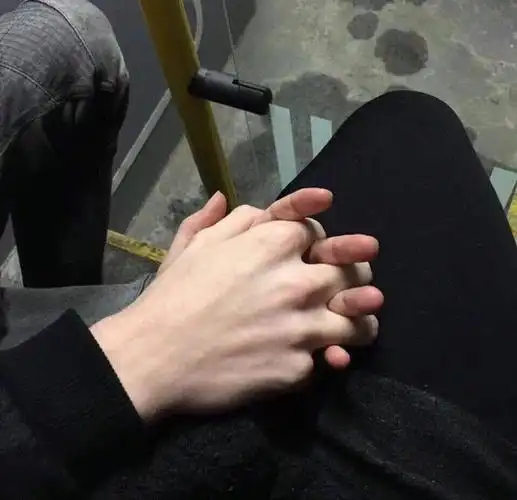 发朋友圈真实牵手照片,2022发朋友圈晒闺蜜照片的唯美文案句子(牵手)