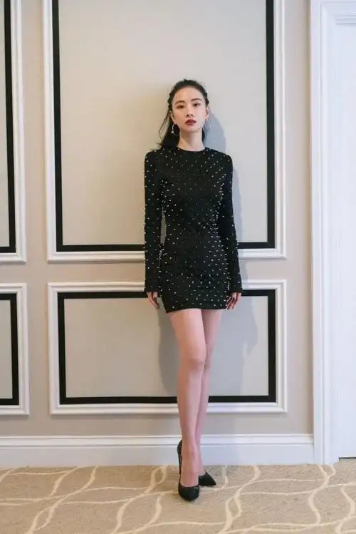 李梦穿搭走一波,自带防伪气质,美出新高度