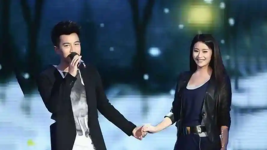 "千山暮雪"cp火了,刘恺威携手颖儿合唱《因为爱情》,甜翻众人