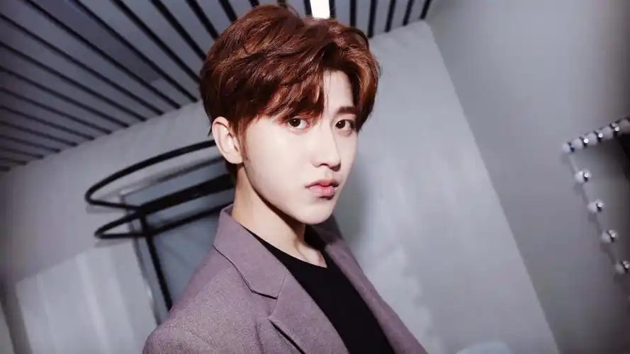 蔡徐坤清爽帅气写真