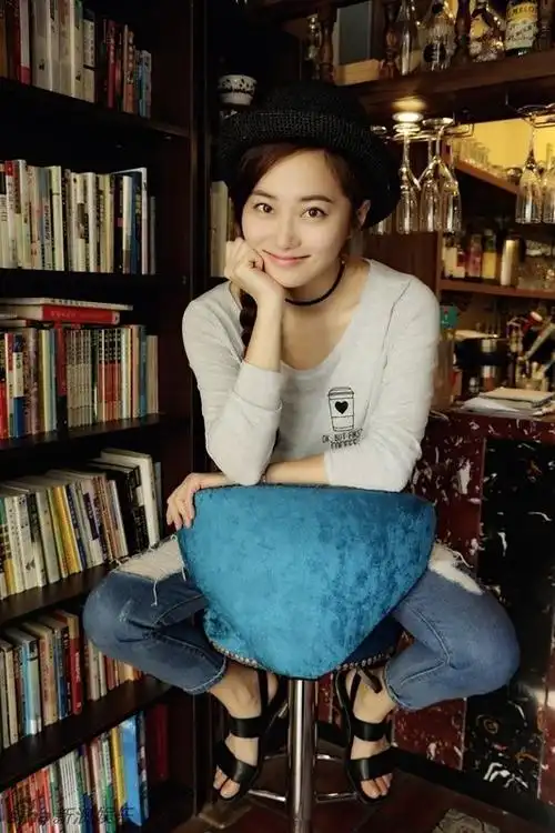 组图:赵小侨咖啡厅享受惬意时光 传授冻龄秘诀 : 台湾地区人气演员赵