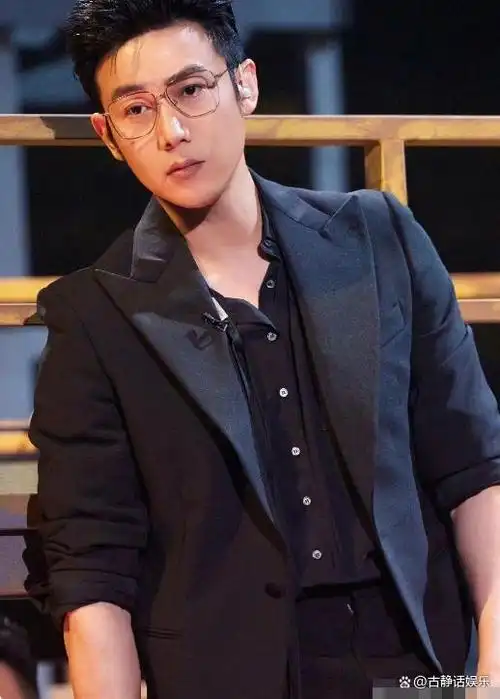 陆毅在披哥里成rap担当,黑西装金丝眼镜,雅痞感爆棚
