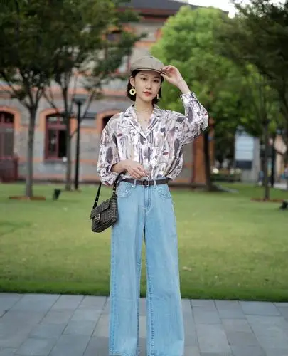 街拍:小姐姐印花衬衫搭配牛仔阔腿裤,灰色皮帽时尚复古