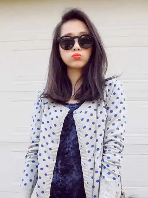 斜刘海短直发 齐肩的短直发,再加上四六分的斜刘海,这正是修饰脸型的