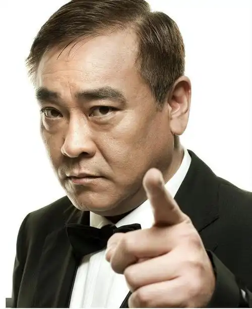 三少爷的剑剧照随后转行当起了导演,1986年,执导首部电影《癫佬正传》