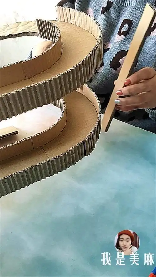 用废纸箱制作玩具车轨道,三层车道真霸气,做法很简单,一学就会