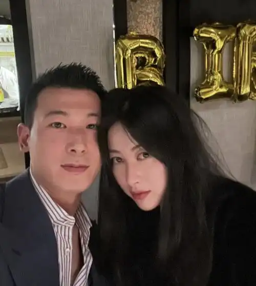 朱珠为丈夫庆祝38岁生日,王昀佳抱着女儿许愿,拍全家福温情满满