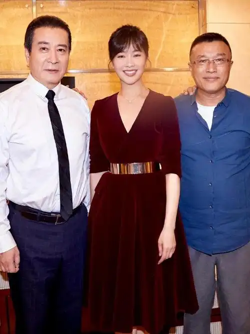 左小青不愧是陈道明看中的女人奶奶裙穿出满满女人味韵味十足