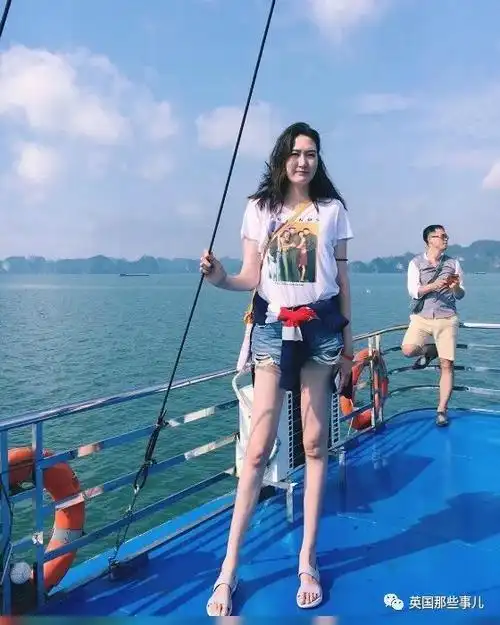 作为世界上腿最长的人之一这妹子身高2米还酷爱穿高跟鞋