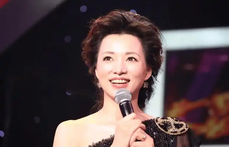 台上高喊爱国,台下赴美生子,51岁董卿,跌落的口碑终究回不去了