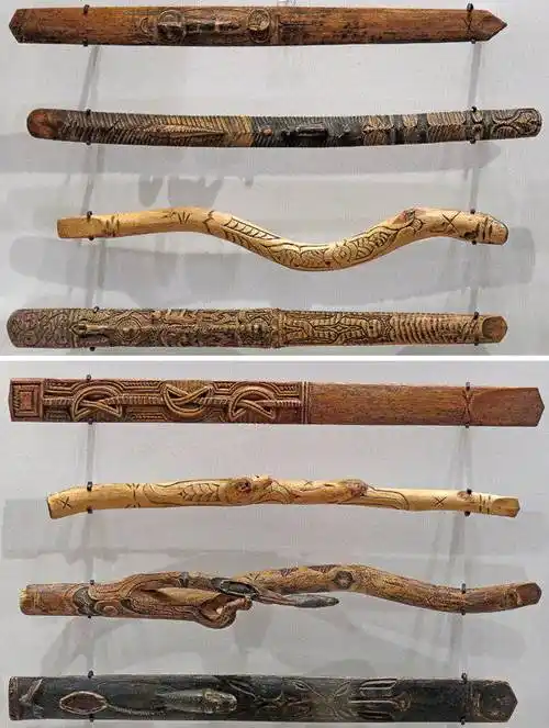 从7岁起,母亲或祖母每年都会补充纹身,并在婚礼上露出灿烂的笑容.