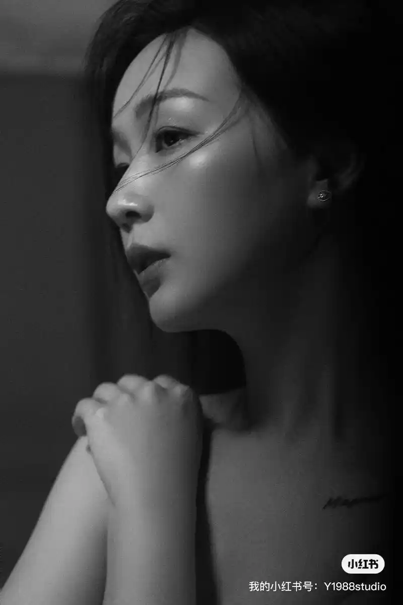 黑白副机位|情绪天花板 #肖像摄影 #黑白风格高级感 #写真 - 抖音