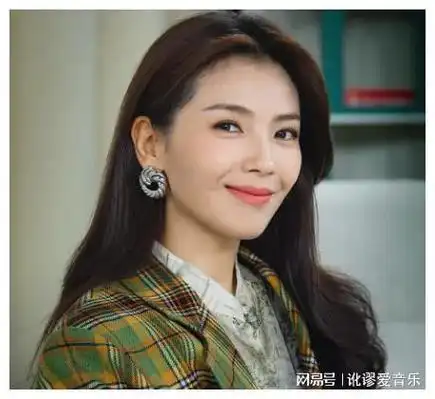 男主持人眼睛直勾勾盯着,刘涛故意走光?网友:老"肩"巨