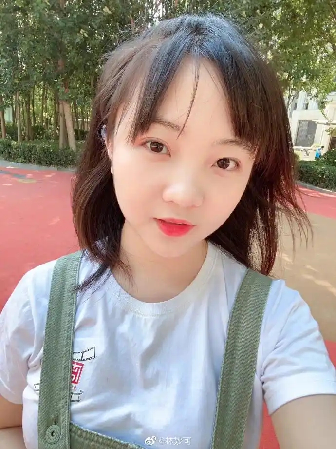 林妙可晒自拍近照 化淡妆皮肤白皙青春气息十足