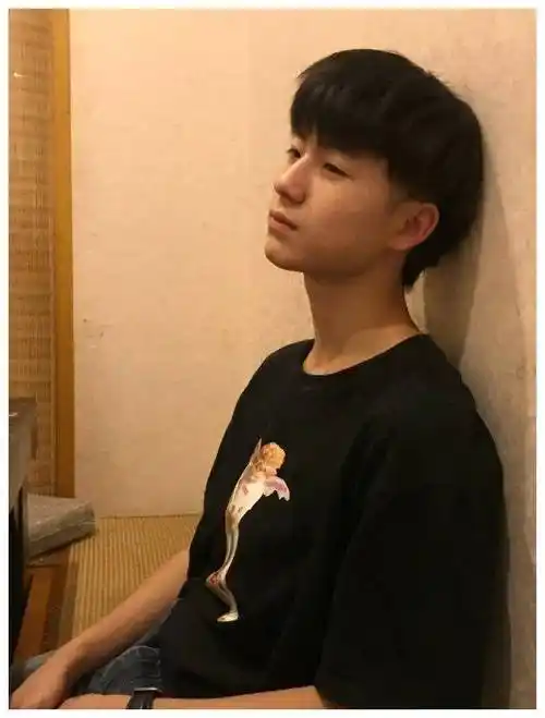 9岁时被嫌丑,如今长大后帅到认不出!_黄誉博_青多多_t恤