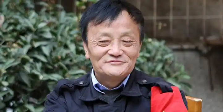 成都门卫撞脸马云爆红,演过电影的他现在当着保安,住小单间