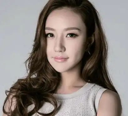 韩雨芹演艺事业平平,为何得到张国立力捧_合作_干爹_女儿