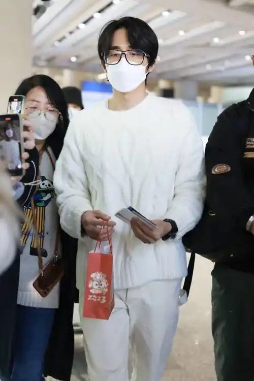 演员张新成现身首都机场 示范白色穿搭秒变暖男_造型_框架_毛衣