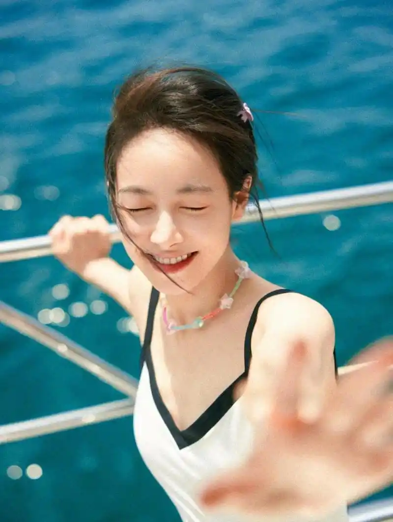 宋茜泰国泳装随拍,有海,有风,有阳光,活力满满的大美女[比心]