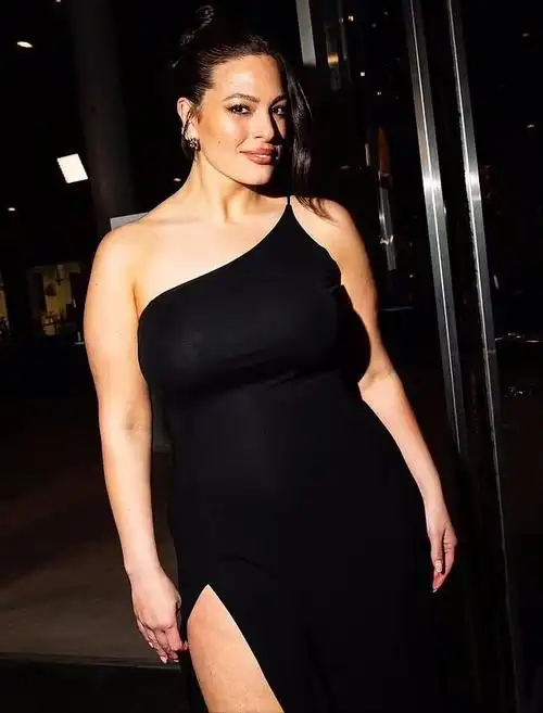 如果你听到一个女生有180斤,潜意识就会觉得应该不是一个美女吧!