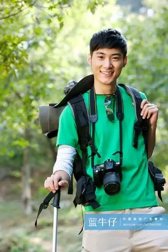 青年人户外郊游