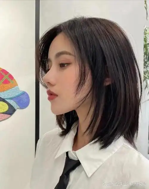 的八字刘海,可以修饰颧骨高,脸型不匀称的女生;搭配法式刘海修饰脸型