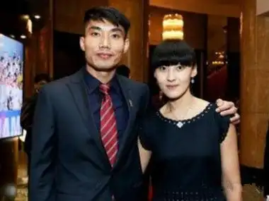 恒大国足太太郑智妻子邵娜照片,恒大国足太太团pk