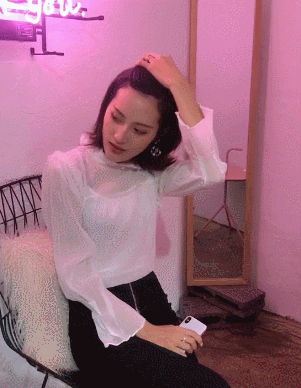 美女手机耳环短发gif动图_动态图_表情包下载_soogif