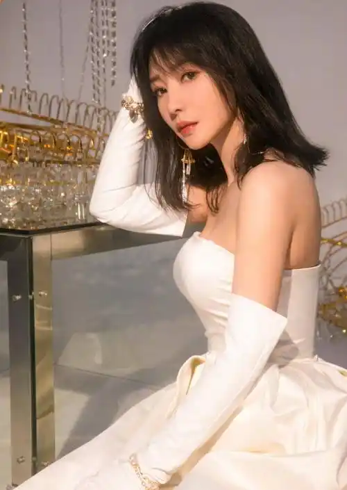 原创柳岩在社交平台晒婚纱照片身材凹凸有致网友表示美呆了